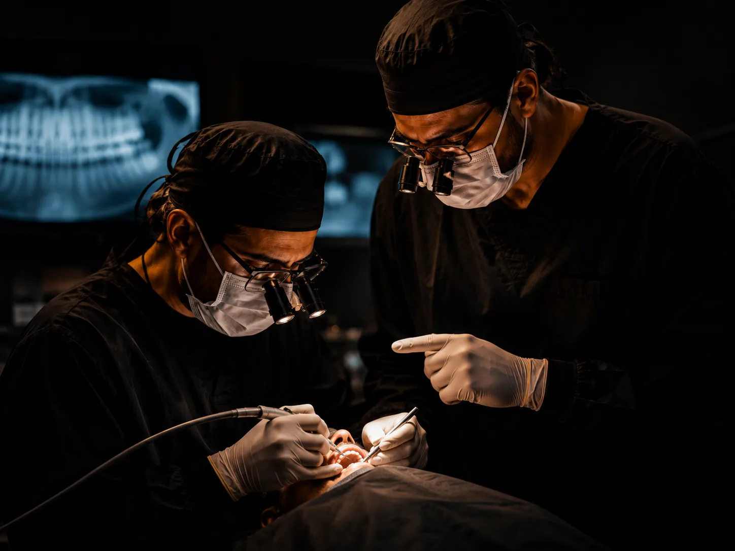 Chirurgien en intervention, écran de radiographie panoramique